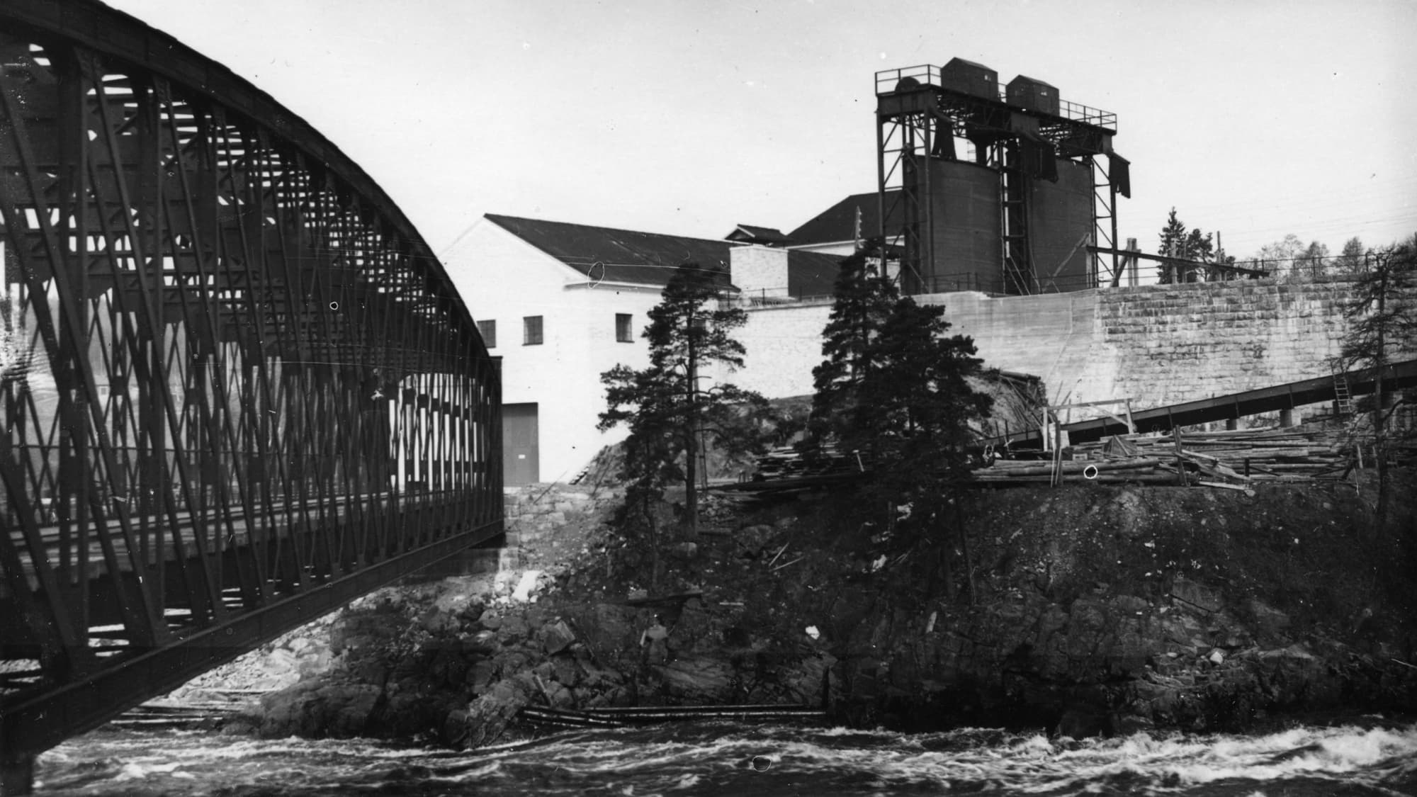 Munkfors kraftstation vid Munkfors Bruk, 1930, byggdes för en vattenföring av 165 m3/s. Kraftförbrukningen i Skoghall hade ökat kraftigt och linjen dit från Forshult var överbelastad. En ny linje måste byggas för överföring av kraften från Munkfors och den nya linjen byggdes 1926–1928.